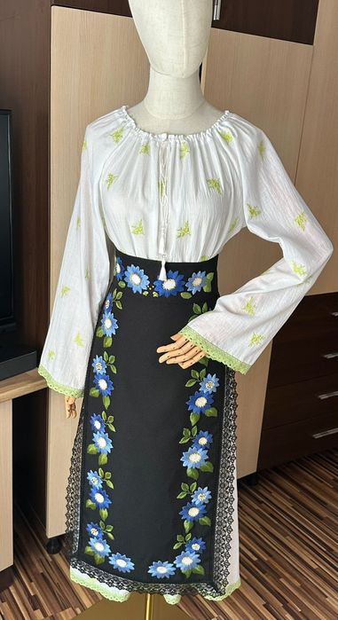 Costum popular brodat manual