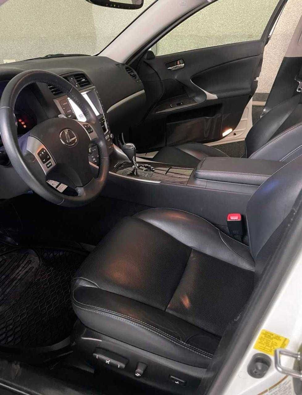 Продаю Lexus IS 250
