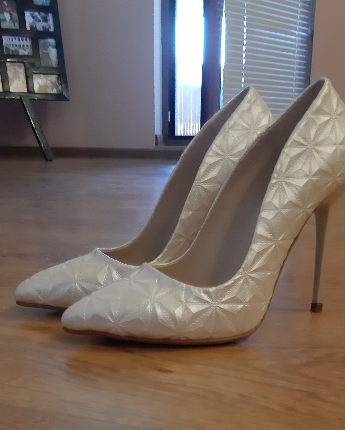 Елегантни дамски обувки на ток