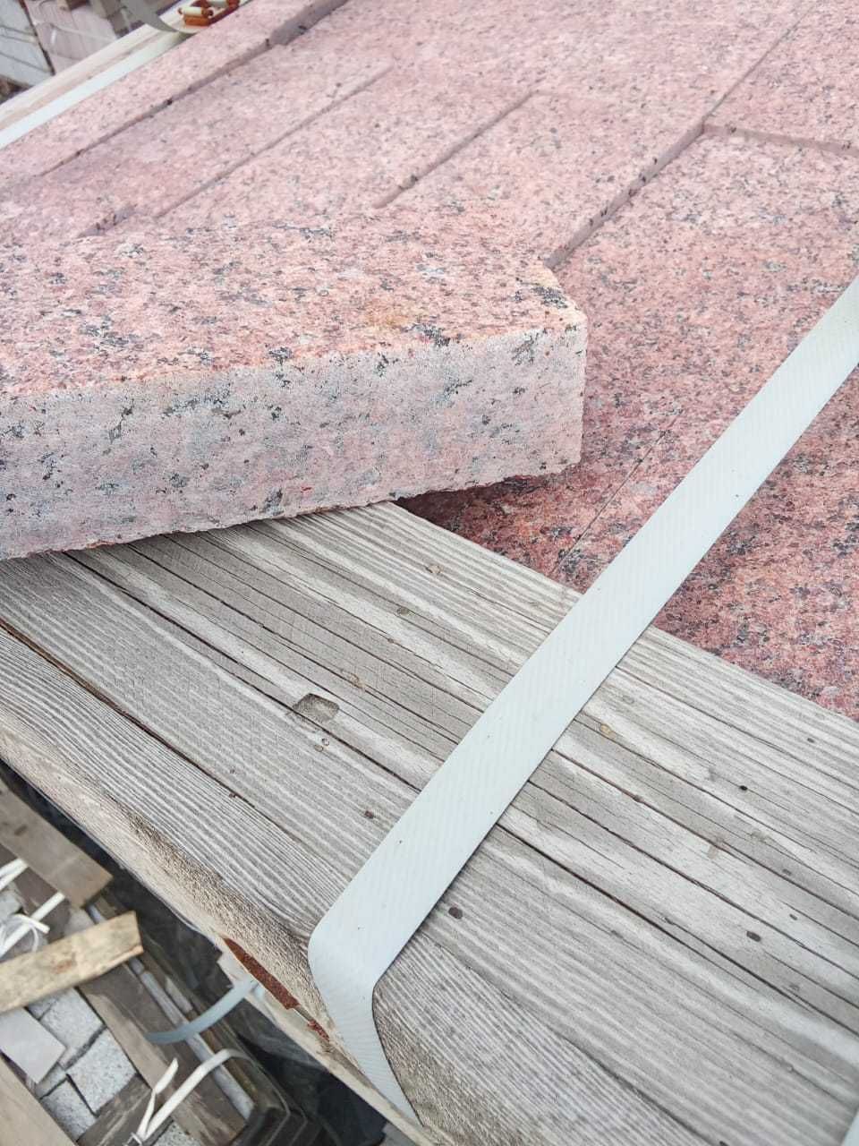PAVAJ DIN GRANIT ROSU  20x10x4 cm pret 285 ron/mp