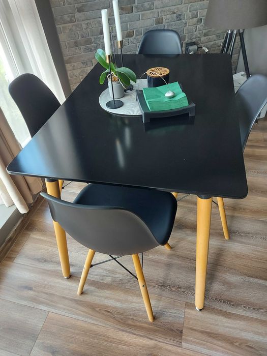 Комплект маса с 4 бр. столове