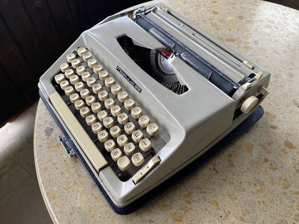 Пишеща машина с куфар