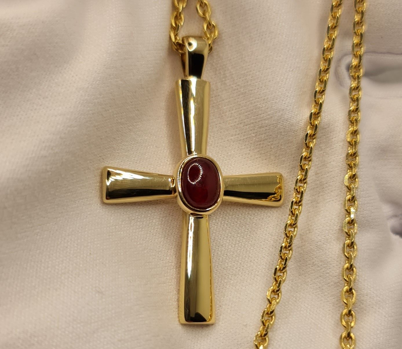 Cruce și lanț din aur masiv galben 18k și rubin natural