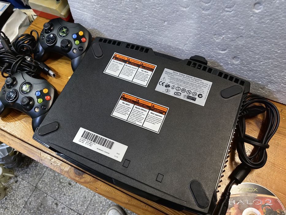 Конзола XBOX + 2 джойстика и една игра