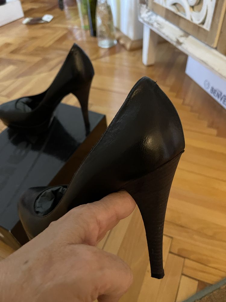 Pantofi din piele foarte eleganti