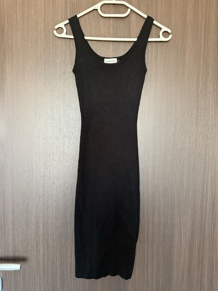 Дамска рокля с ръкави LBD