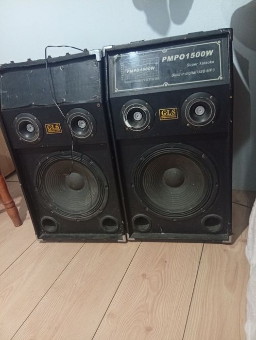 Boxe de 1500w cu conectare prin cablu