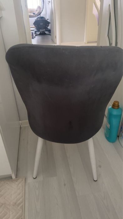 Izpozvano kato nova e stolovete v siv svqt