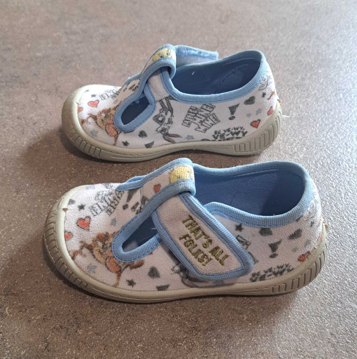 Продавам пантофи НОСЕНИ за момчета 22 размер и 24 размер.