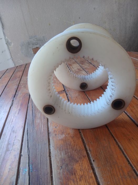 Продавам зъбни колела за валираща асфалтова машина