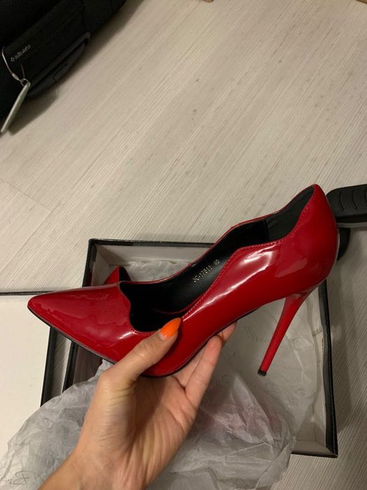 Червени лачени токчета