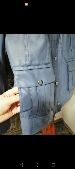 Geacă din imitație de piele mărimea 40. Gluga este detașabilă