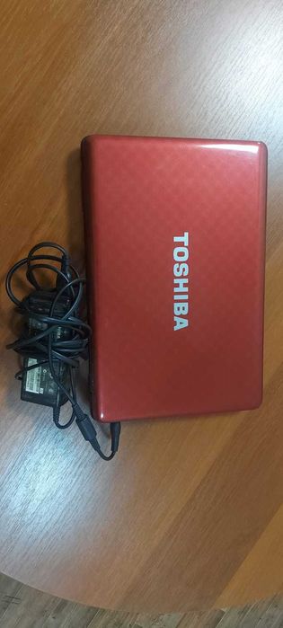 ноутбук TOSHIBA красный