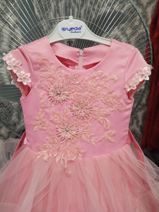 Продам платье для девочки.