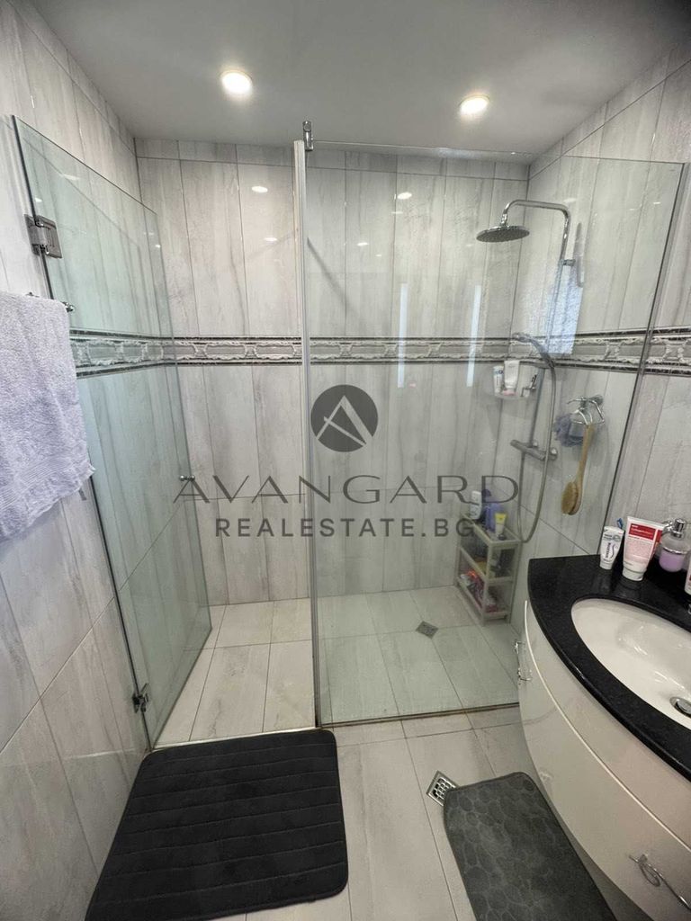 Продава се Четиристаен апартамент в Пловдив, Остромила - 179 кв.м за 1677 €/кв.м - Снимка #12