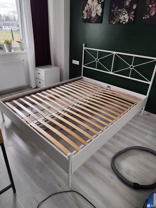 Vând pat metalic alb