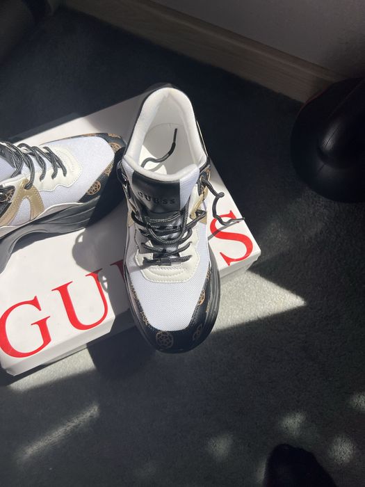Оригинални GUESS сникърси обути точно три пъти!
