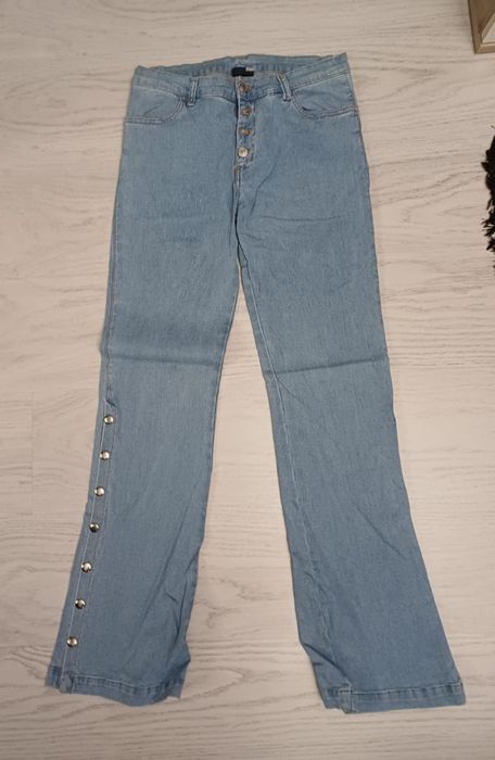 Blugi elastici cu capse