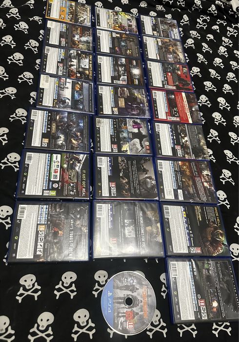 PS4 CUH-1003A + 22 игри + 2 контролера в перфектно състояние!