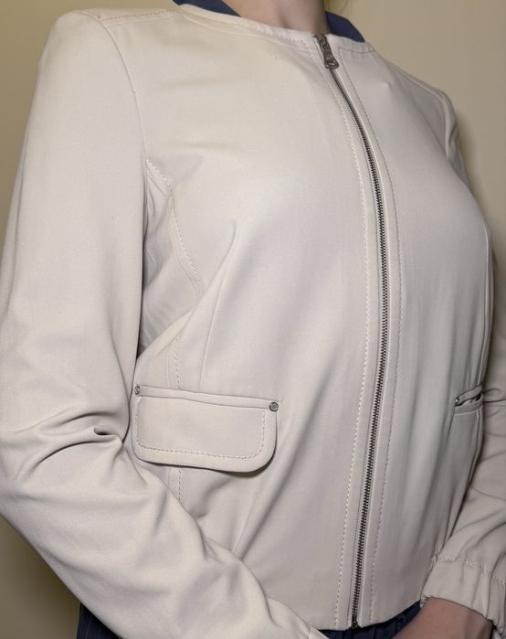 бомбер бежевый на молнии