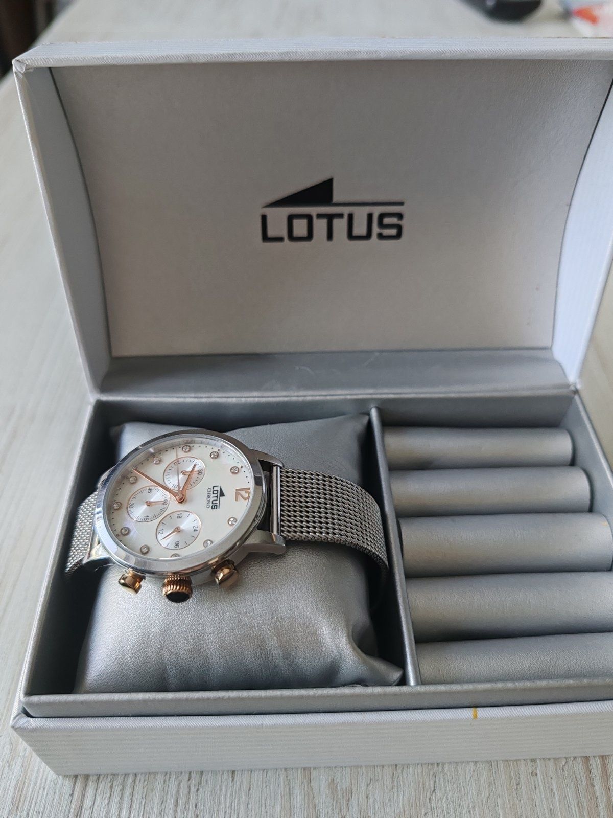 Часовник Lotus Chrono
