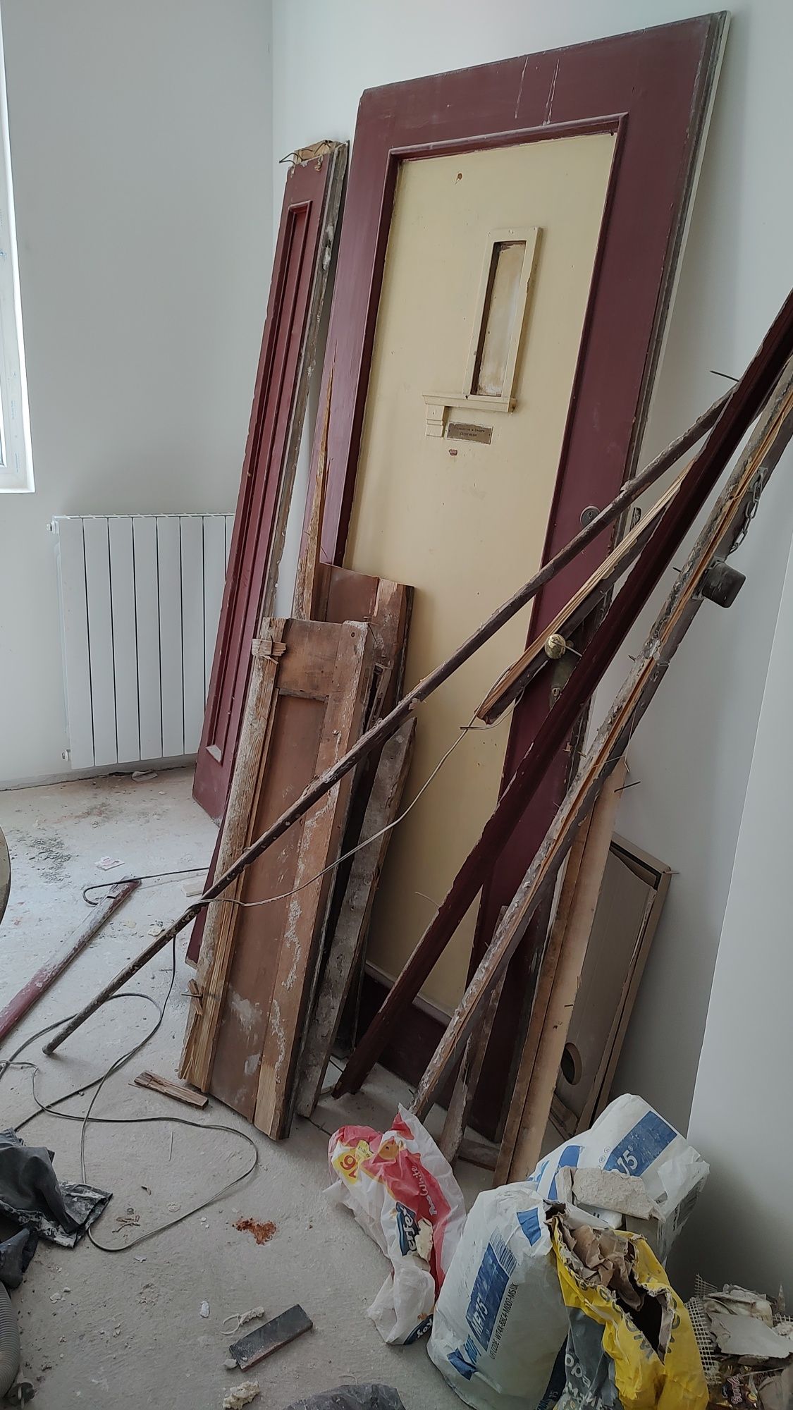 Подарявам дървен материал, желязо и маса
