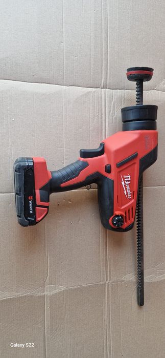 Milwaukee pistol de silicon pe acumulator