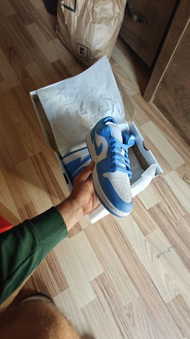 Vand Jordan 1 , Nike Dunk noi