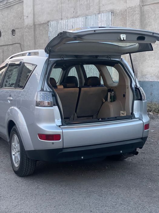 Mitsubishi Outlander AWD avtomobili sotiladi !