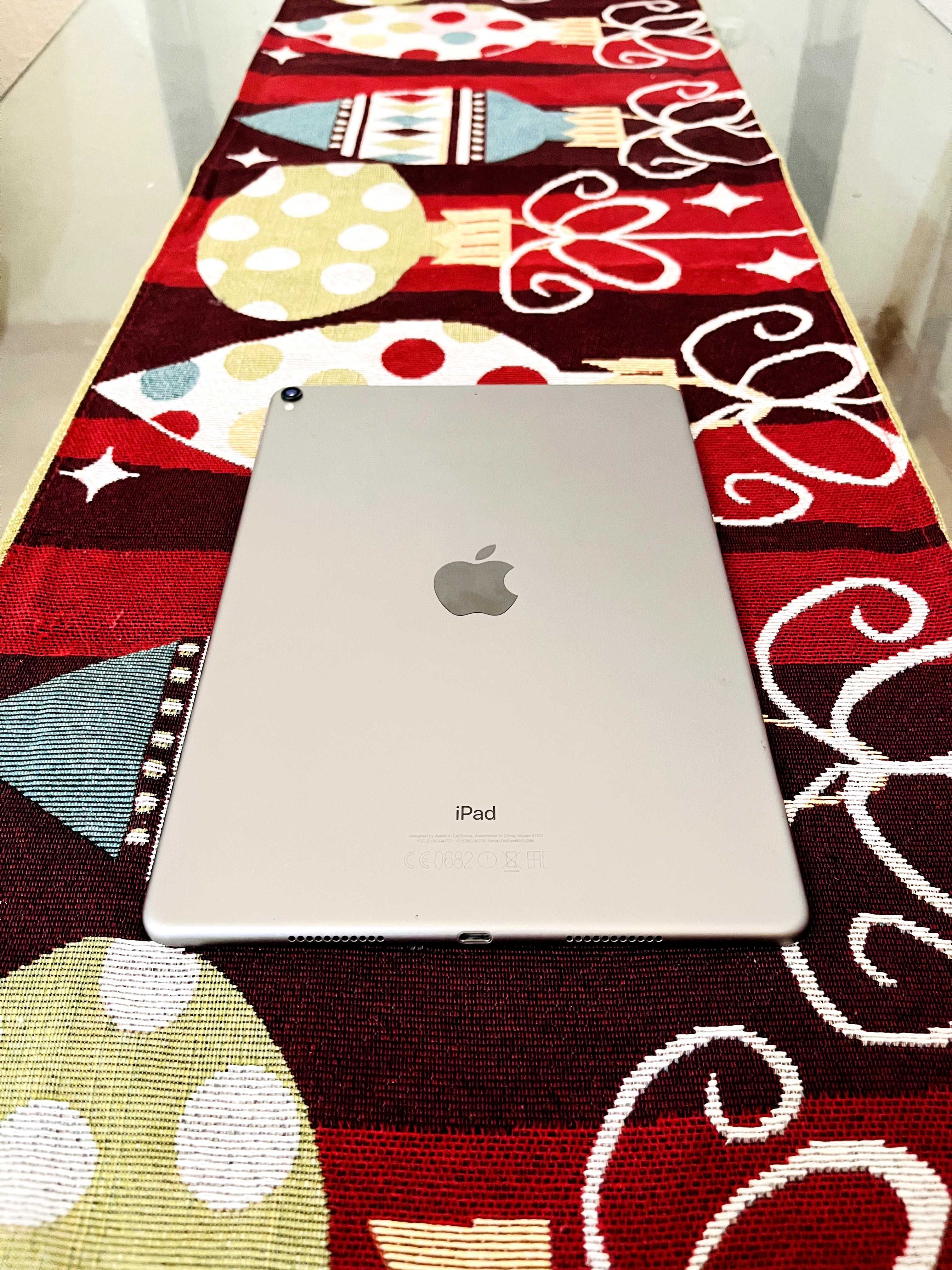 iPad Pro 1st Gen - A1709 64GB, 10.5in Space Gray - Перфектен