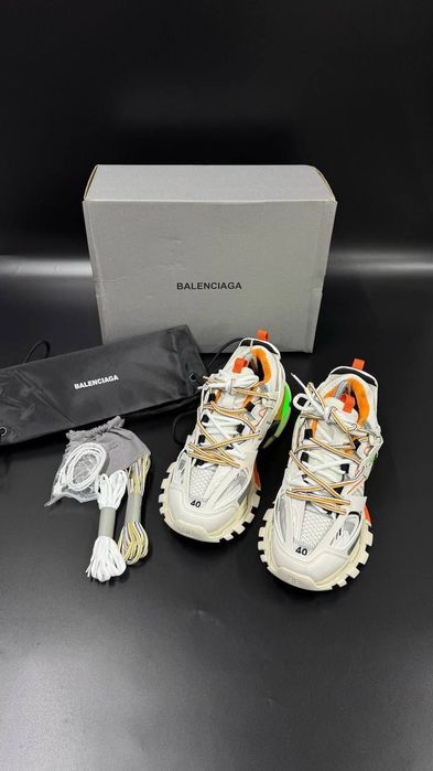 Balenciaga track cu led
BALENCİAGA 36/37/38/39/40/41 
Pret 1350