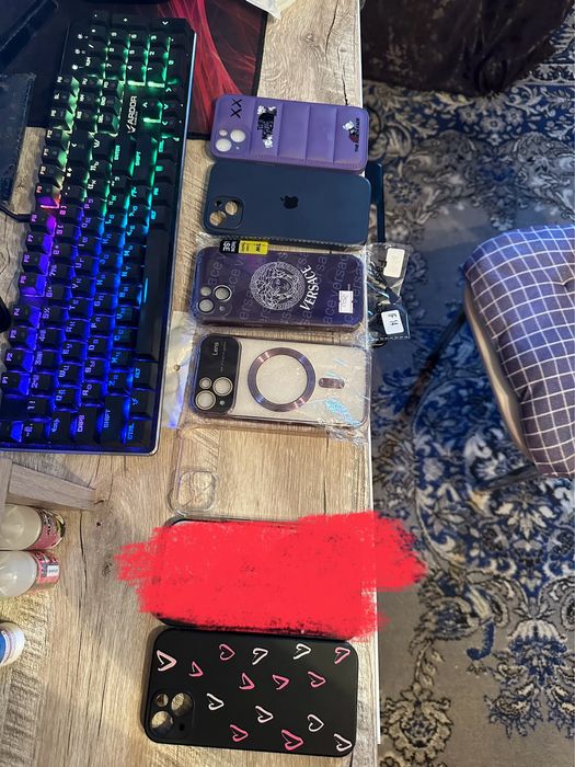 Продам чехлы на айфон 13