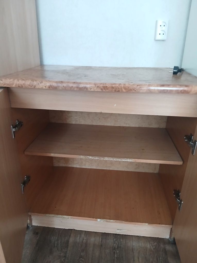 Продам шкаф, тумбочку, стол с табуретками
