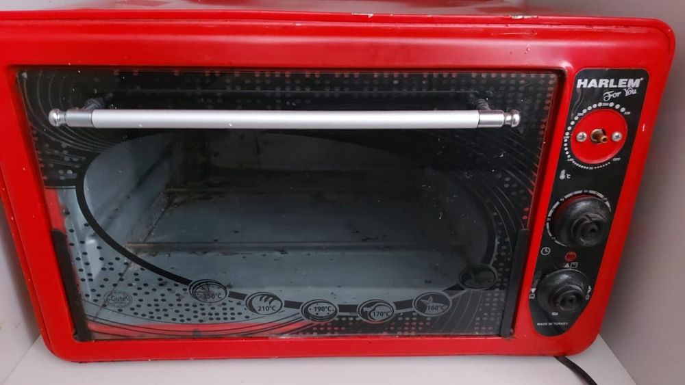 Продаётся духовая печь без решёток и противня