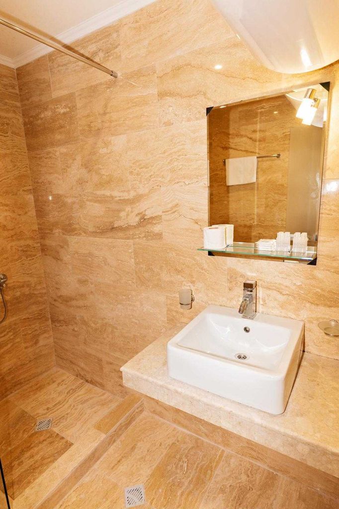 Продава се Хотел в к.к. Слънчев бряг - 8000 кв.м за 688 €/кв.м - Снимка #5