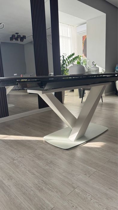 Продам стол для кухни или зала