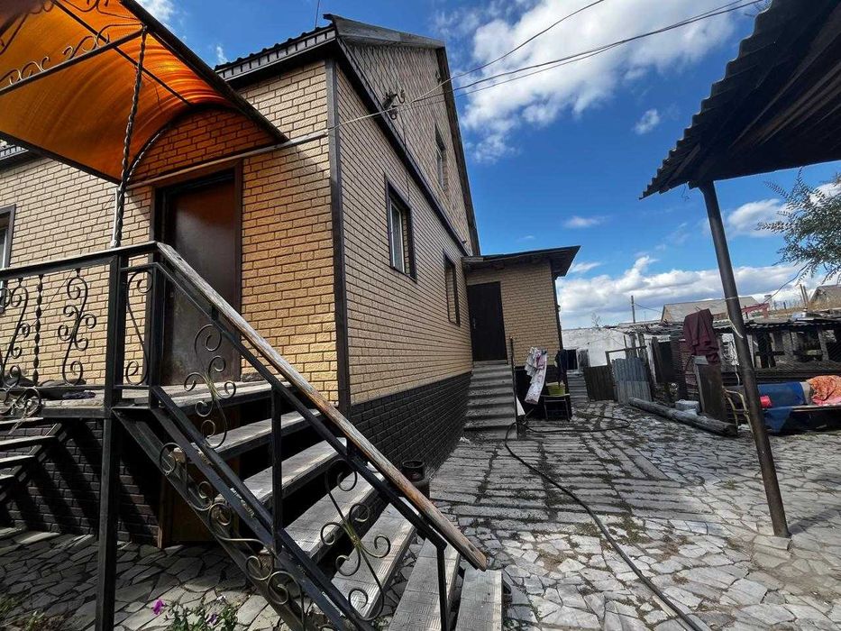 Продам двух этажный дом