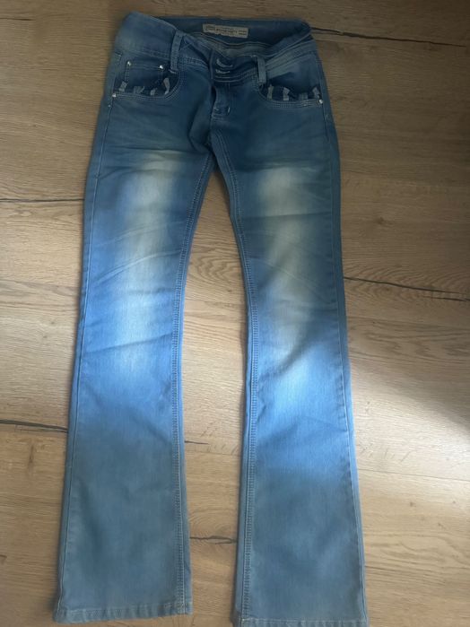 Продавам чисто нови дънки чар стон размер S