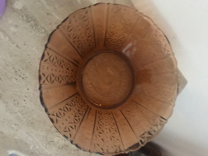 Продавам стъклена чиния за плодове или торта