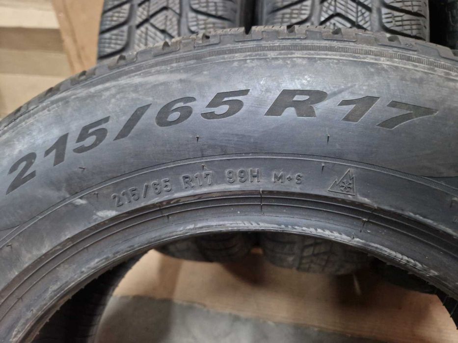 4 Pirelli R17 215/65
зимни гуми
DOT3621