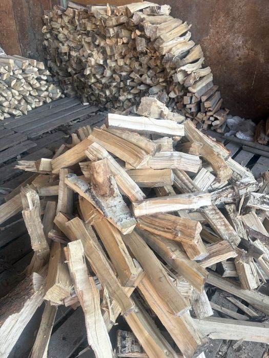 Дрова сухие и уголь мешками