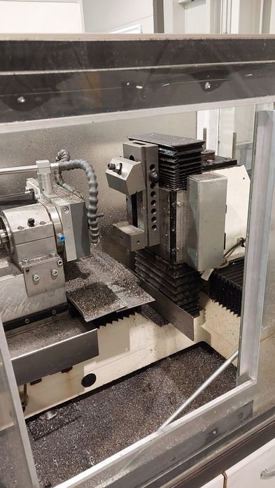 Masina de frezat CNC,