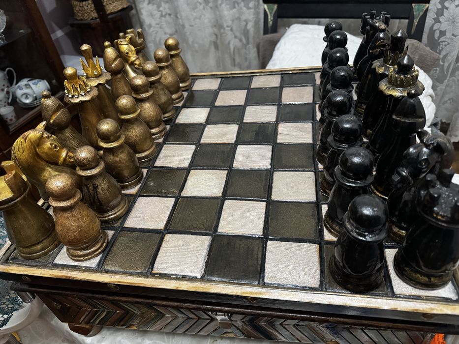 Шахматы из дерева.