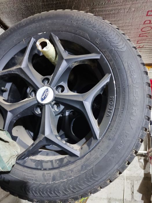 Продам зимнюю резину с дисками.