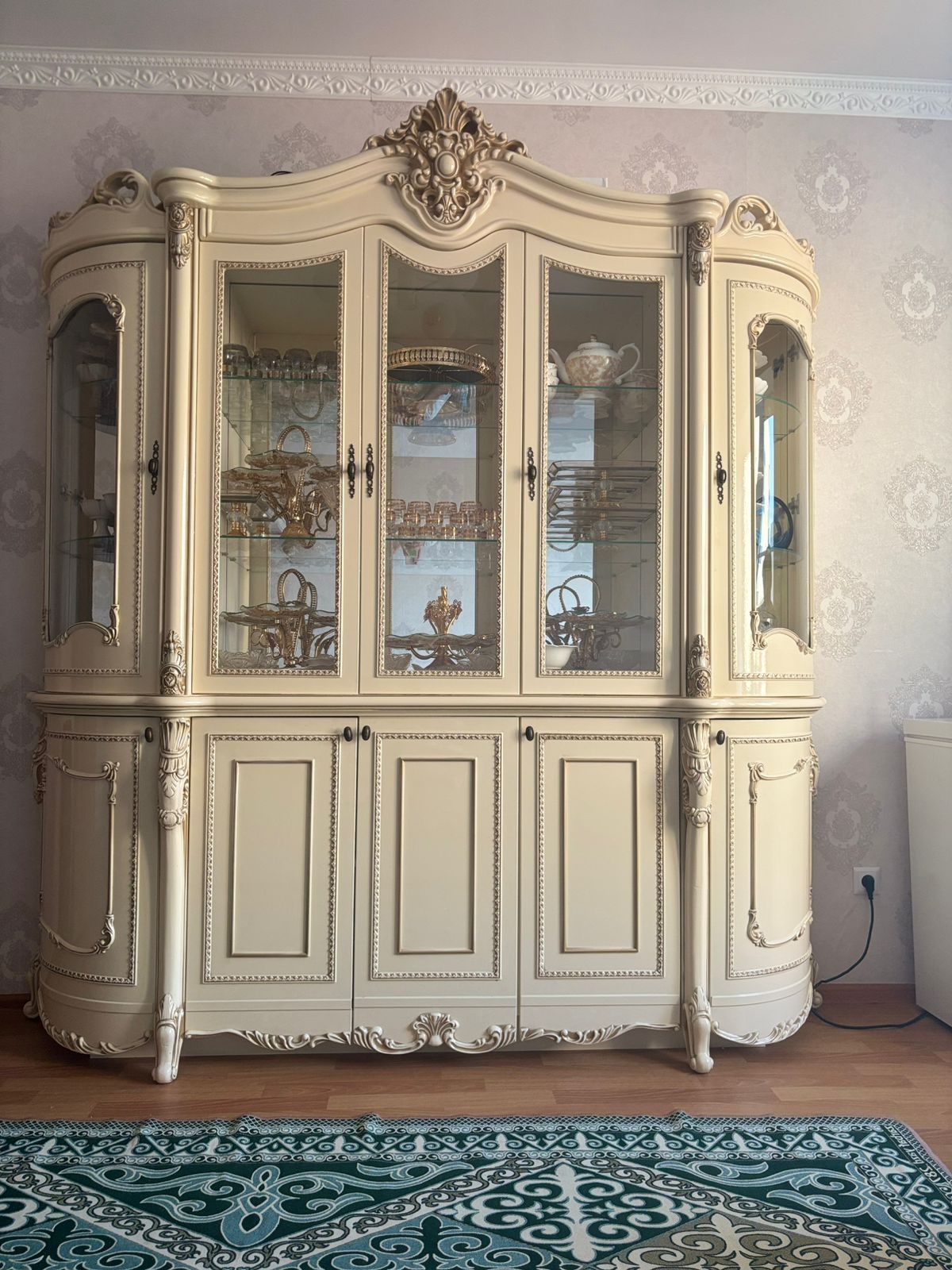 Продам шкаф сервант