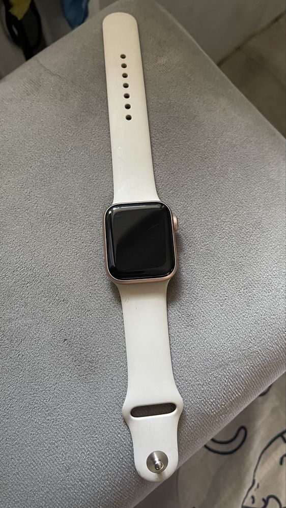 Продам Apple Watch SE