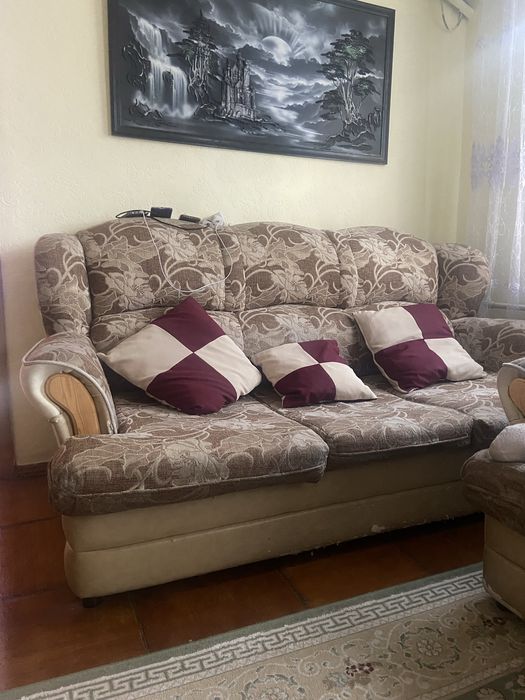 Продам диван и два кресла . Диван раскладной.