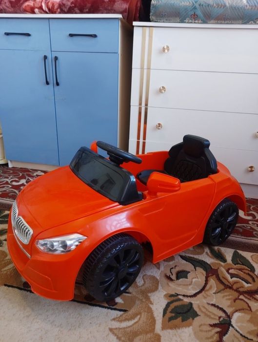 Детский электромобиль сатылады.