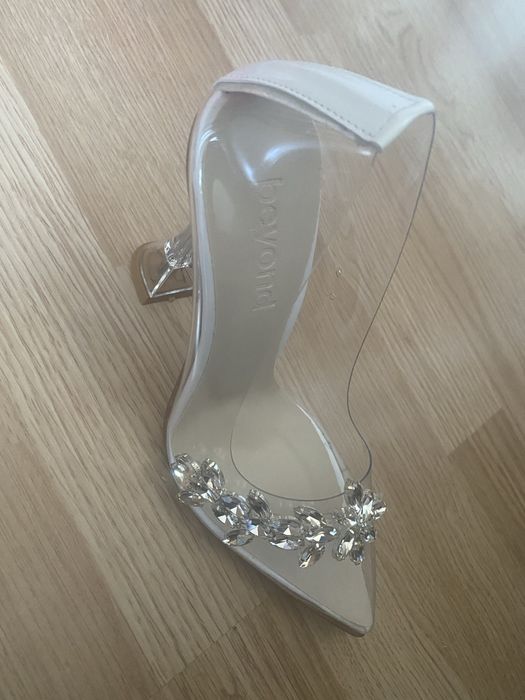 Pantofi cu toc transparenti cu pietre