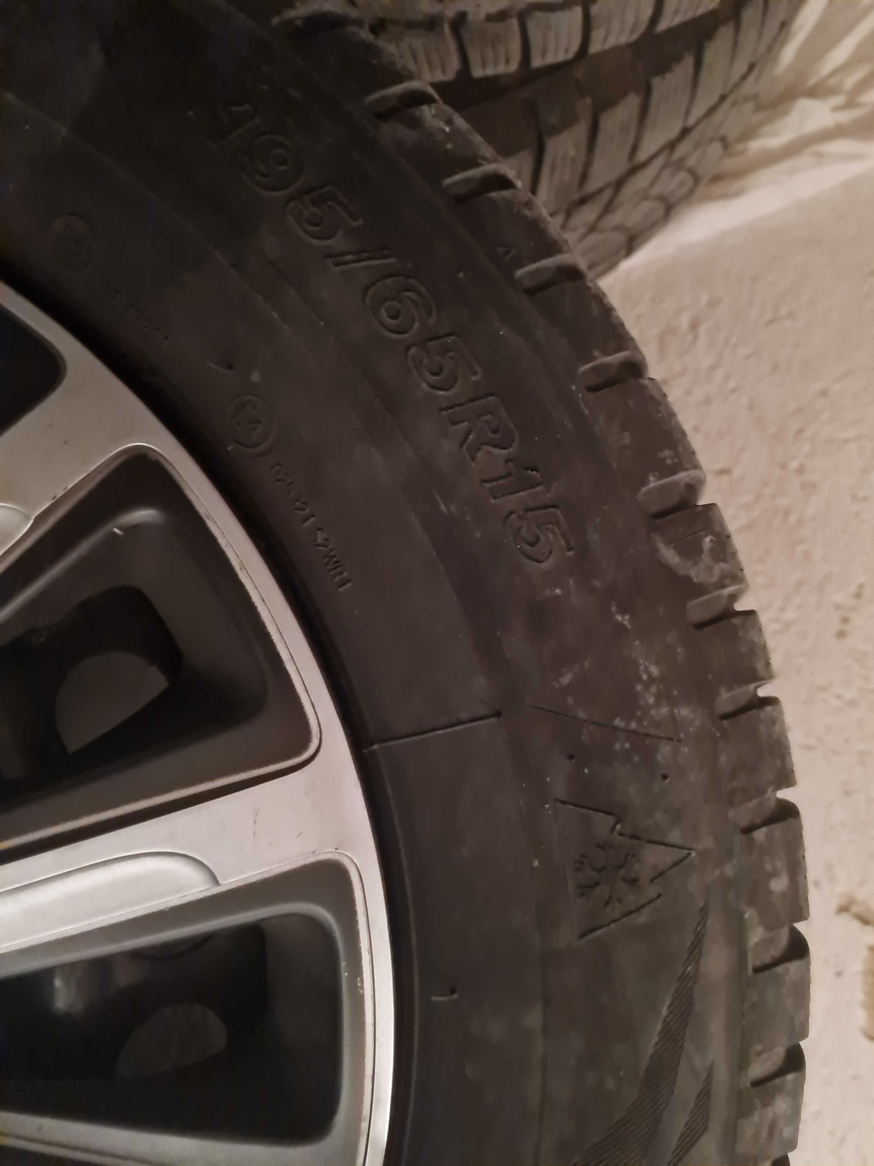 Продавам комплект 4бр. стоманени джанти с гуми и тасове за VW Golf